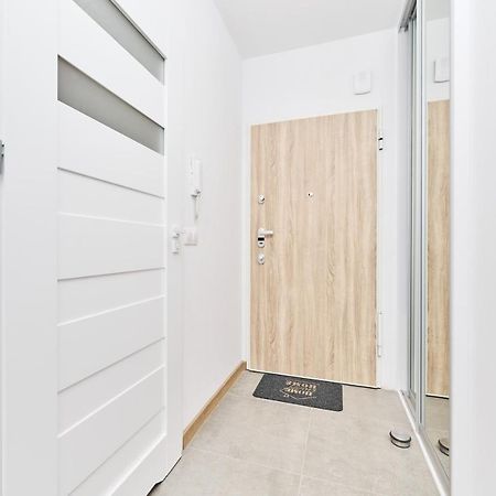 Apartment Wichrowa With Free Garage Wroclaw By Noclegi Renters Bagian luar foto