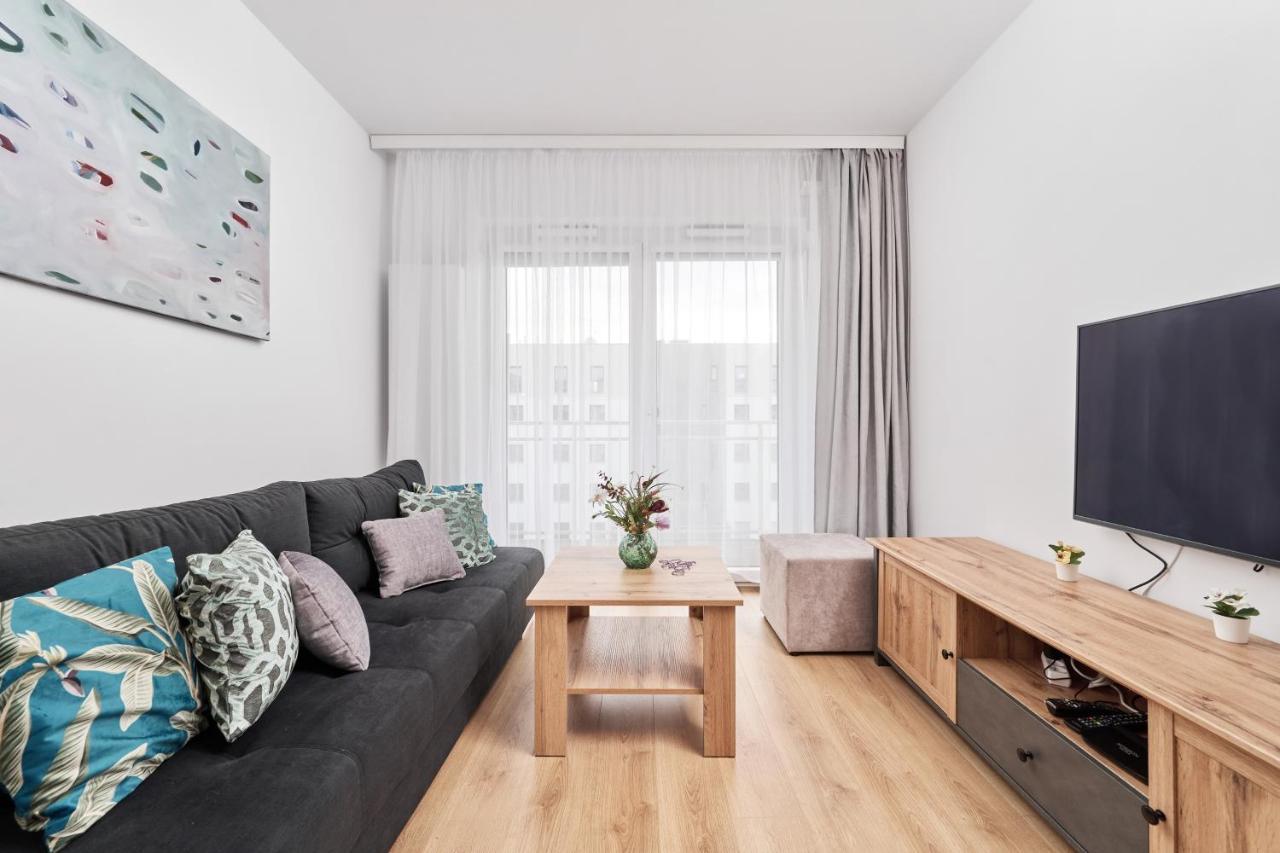 Apartment Wichrowa With Free Garage Wroclaw By Noclegi Renters Bagian luar foto