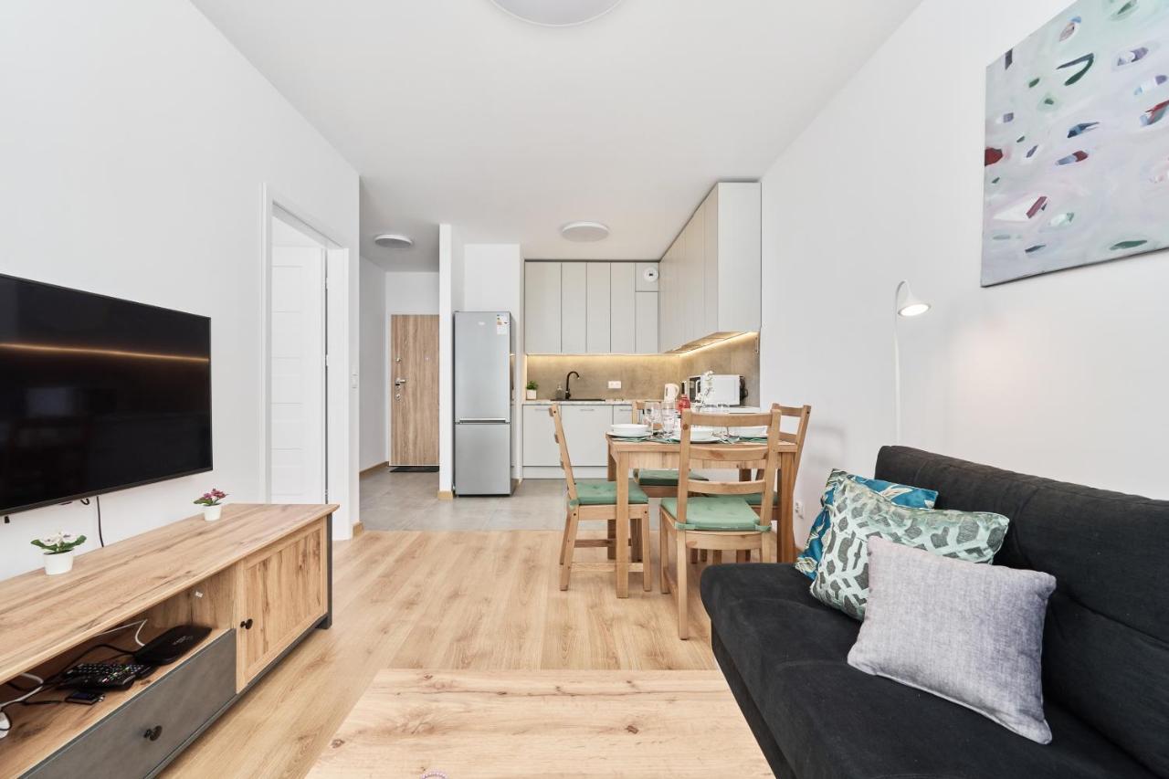 Apartment Wichrowa With Free Garage Wroclaw By Noclegi Renters Bagian luar foto
