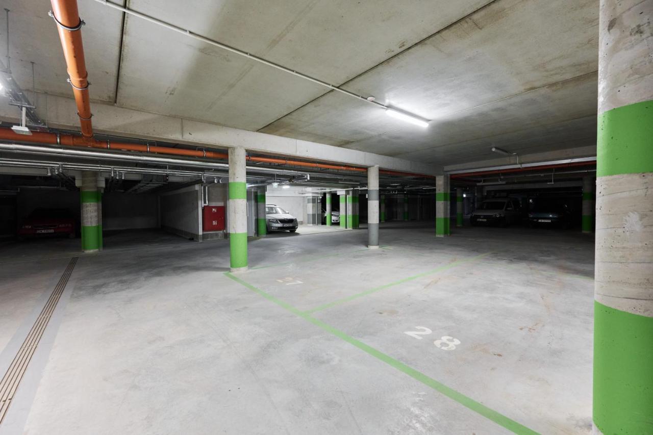 Apartment Wichrowa With Free Garage Wroclaw By Noclegi Renters Bagian luar foto