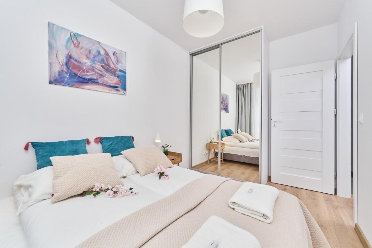 Apartment Wichrowa With Free Garage Wroclaw By Noclegi Renters Bagian luar foto