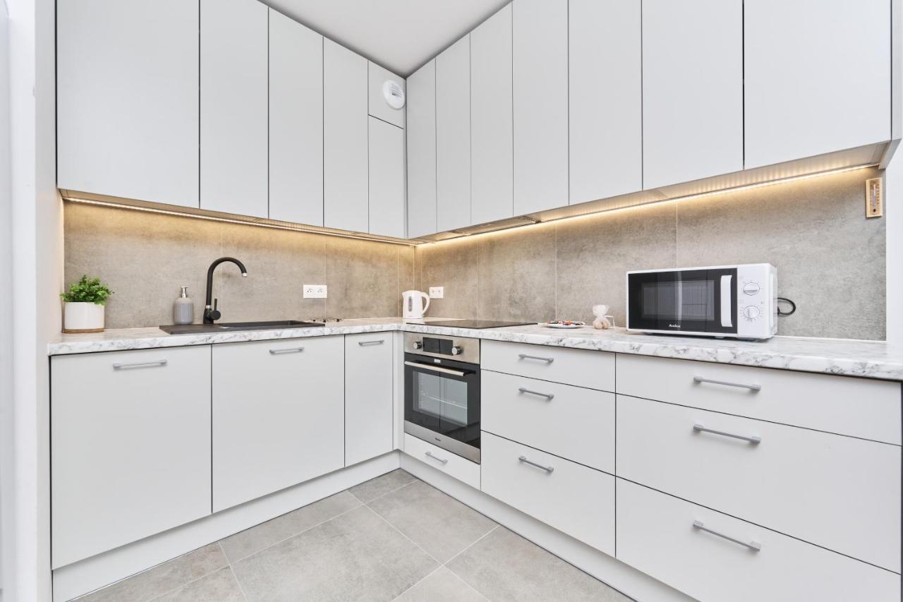 Apartment Wichrowa With Free Garage Wroclaw By Noclegi Renters Bagian luar foto