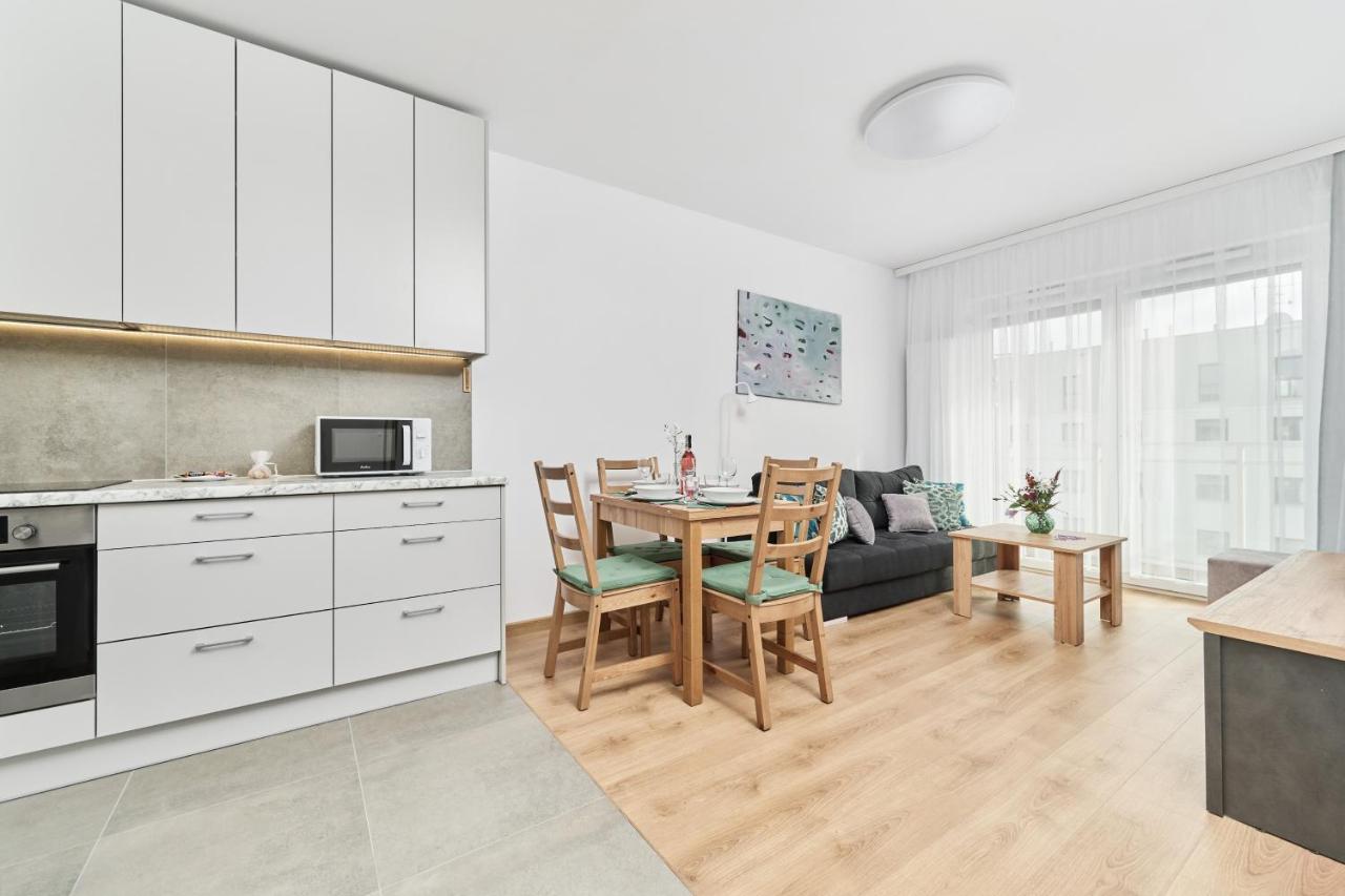 Apartment Wichrowa With Free Garage Wroclaw By Noclegi Renters Bagian luar foto