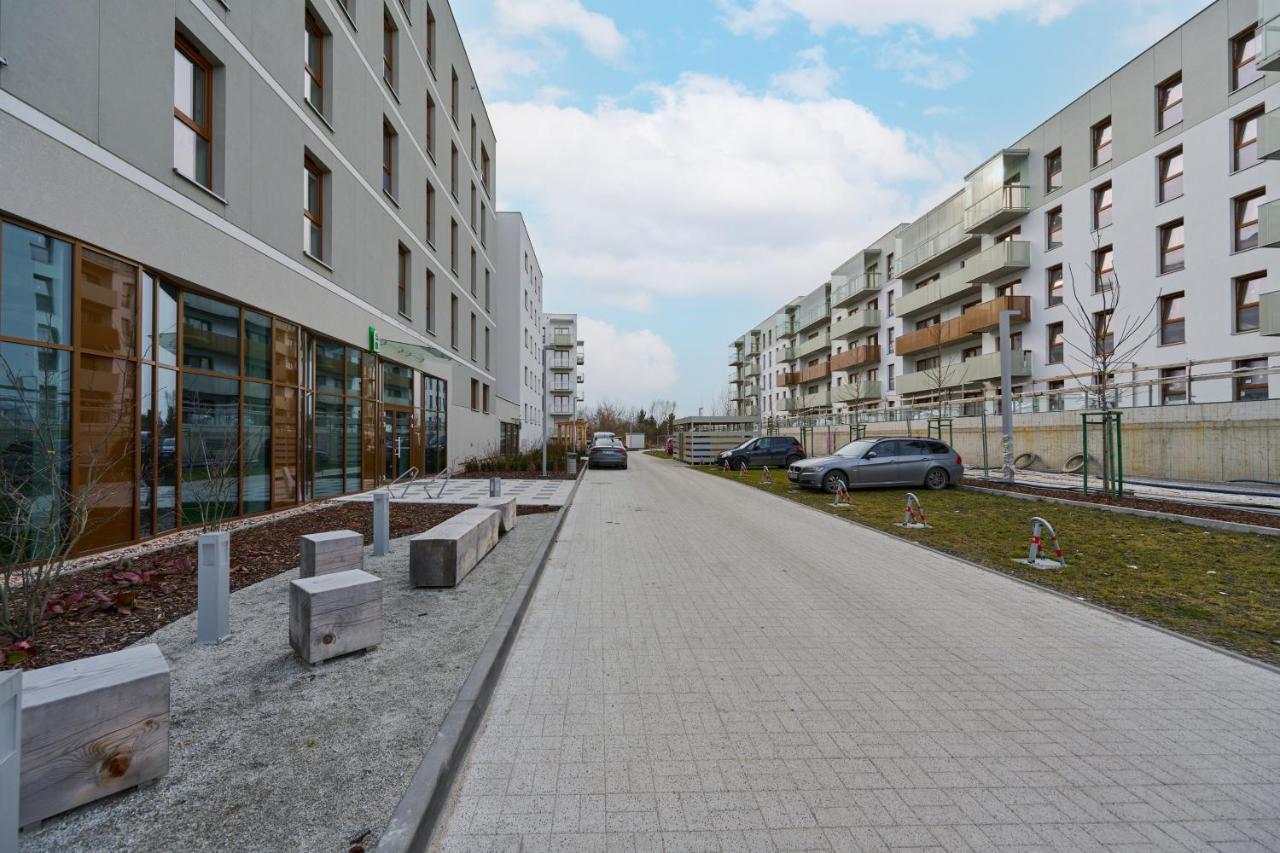 Apartment Wichrowa With Free Garage Wroclaw By Noclegi Renters Bagian luar foto