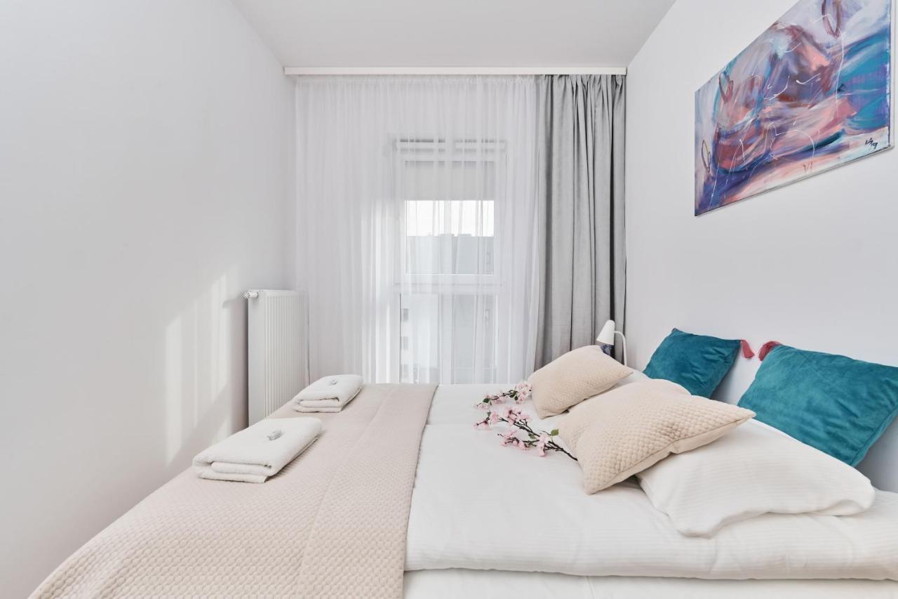 Apartment Wichrowa With Free Garage Wroclaw By Noclegi Renters Bagian luar foto