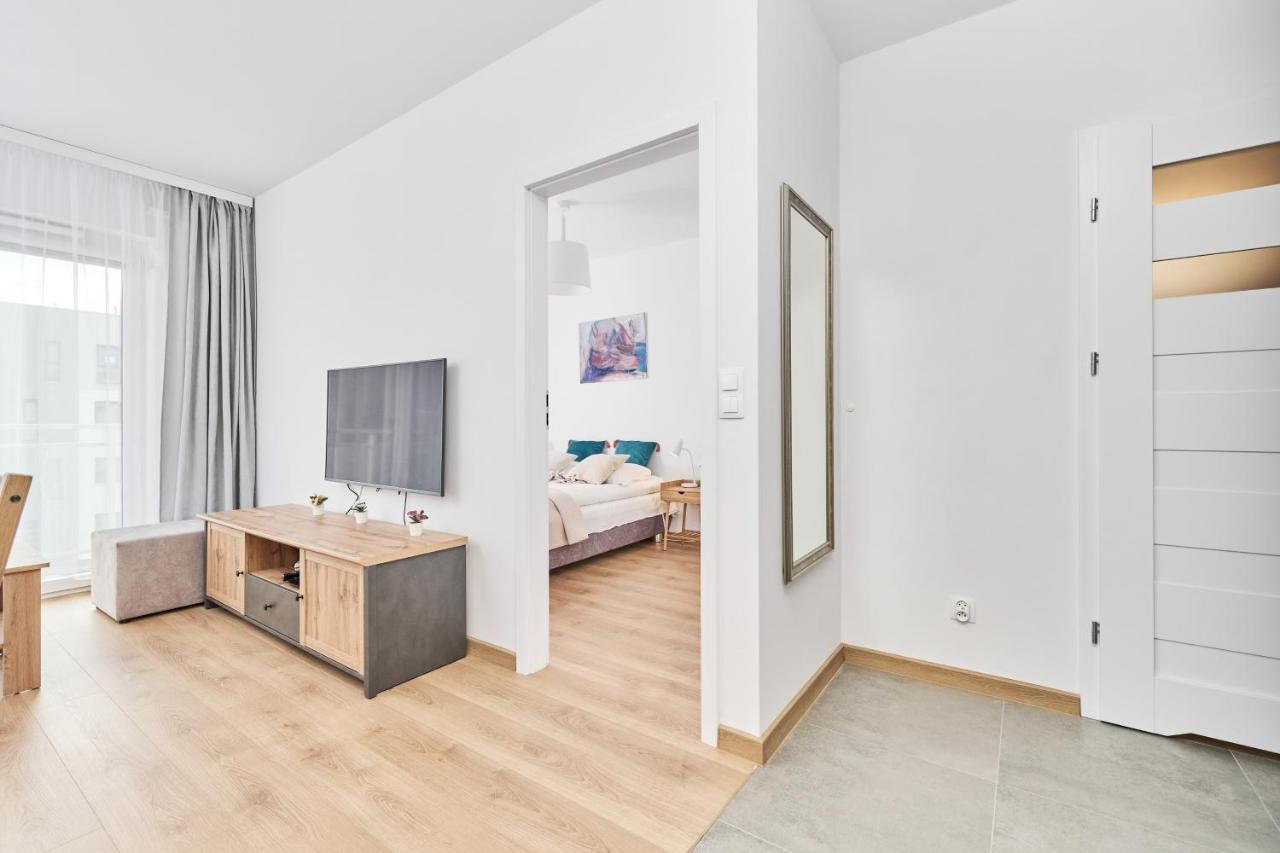 Apartment Wichrowa With Free Garage Wroclaw By Noclegi Renters Bagian luar foto