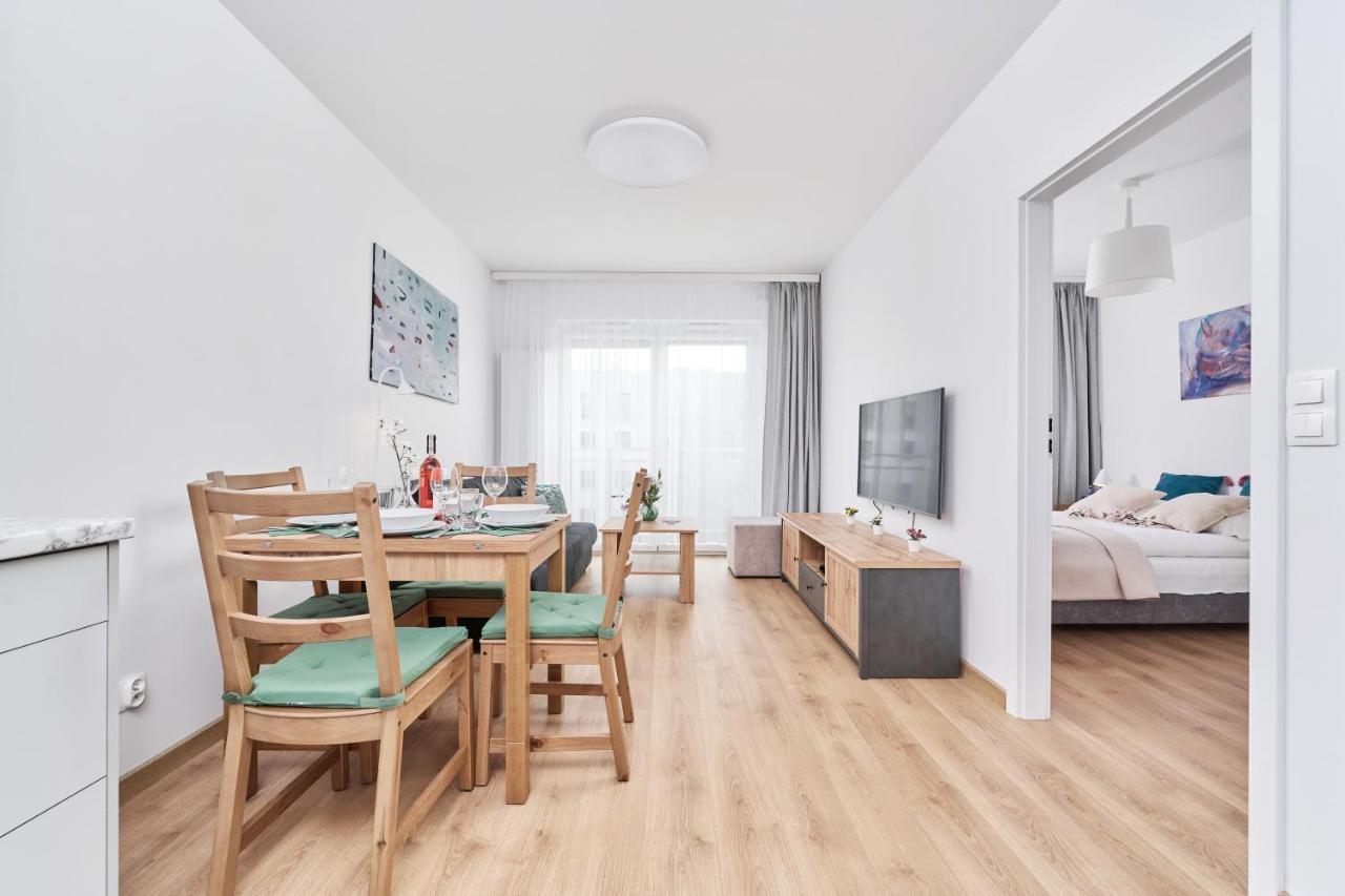 Apartment Wichrowa With Free Garage Wroclaw By Noclegi Renters Bagian luar foto