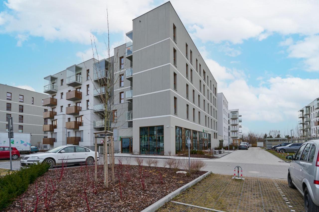 Apartment Wichrowa With Free Garage Wroclaw By Noclegi Renters Bagian luar foto