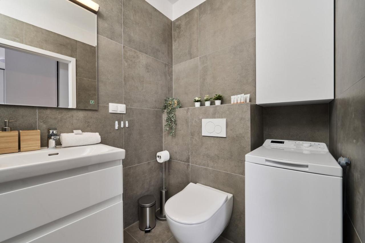 Apartment Wichrowa With Free Garage Wroclaw By Noclegi Renters Bagian luar foto