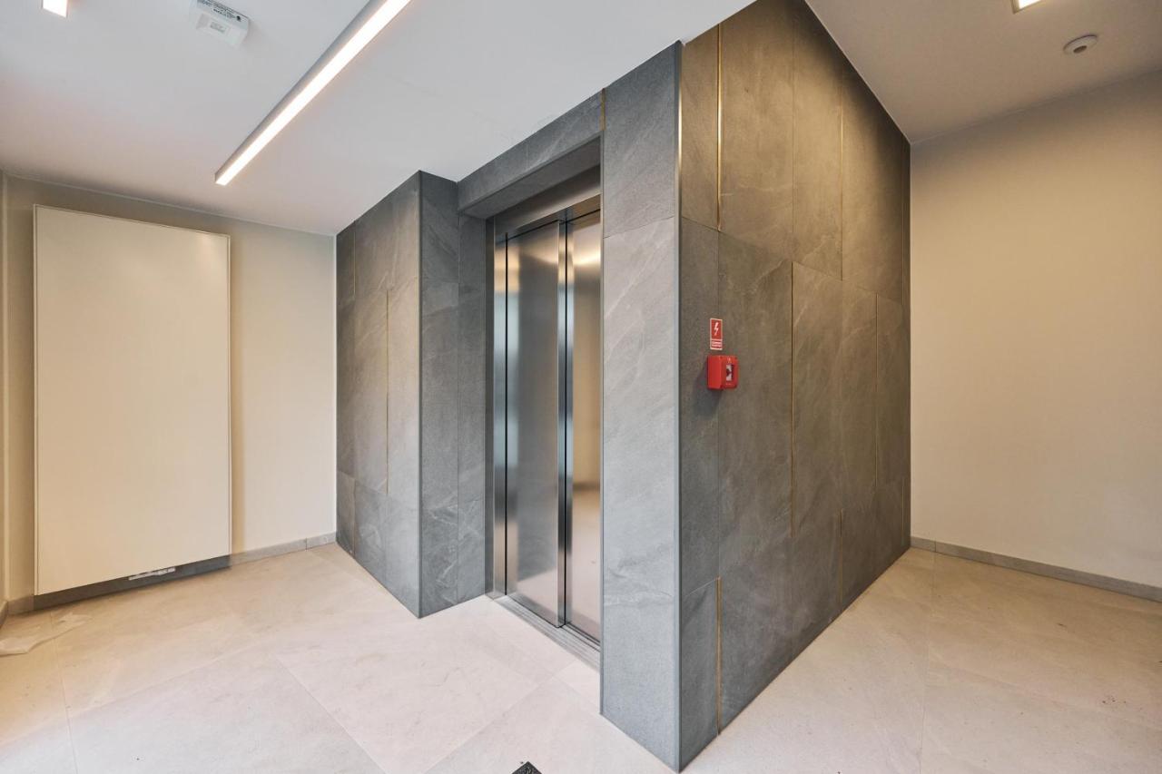 Apartment Wichrowa With Free Garage Wroclaw By Noclegi Renters Bagian luar foto