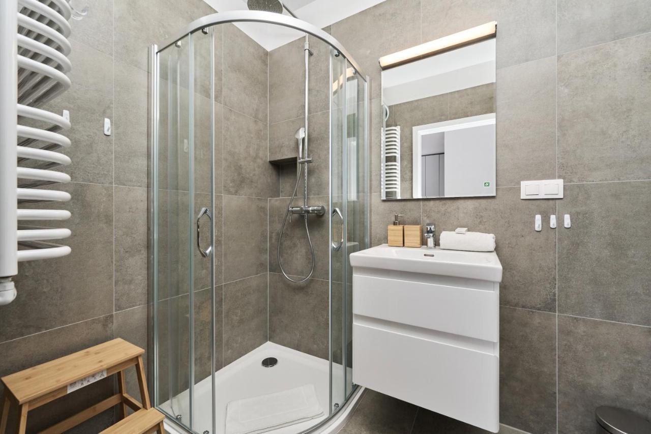 Apartment Wichrowa With Free Garage Wroclaw By Noclegi Renters Bagian luar foto