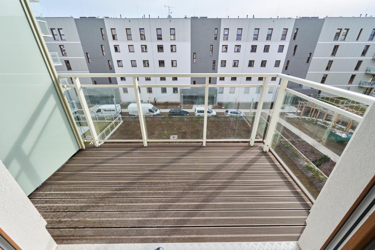 Apartment Wichrowa With Free Garage Wroclaw By Noclegi Renters Bagian luar foto