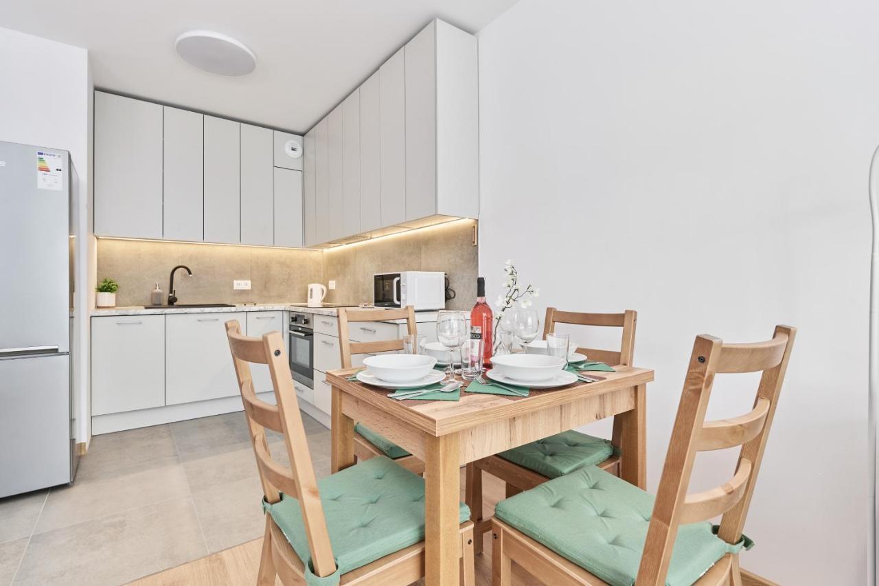 Apartment Wichrowa With Free Garage Wroclaw By Noclegi Renters Bagian luar foto