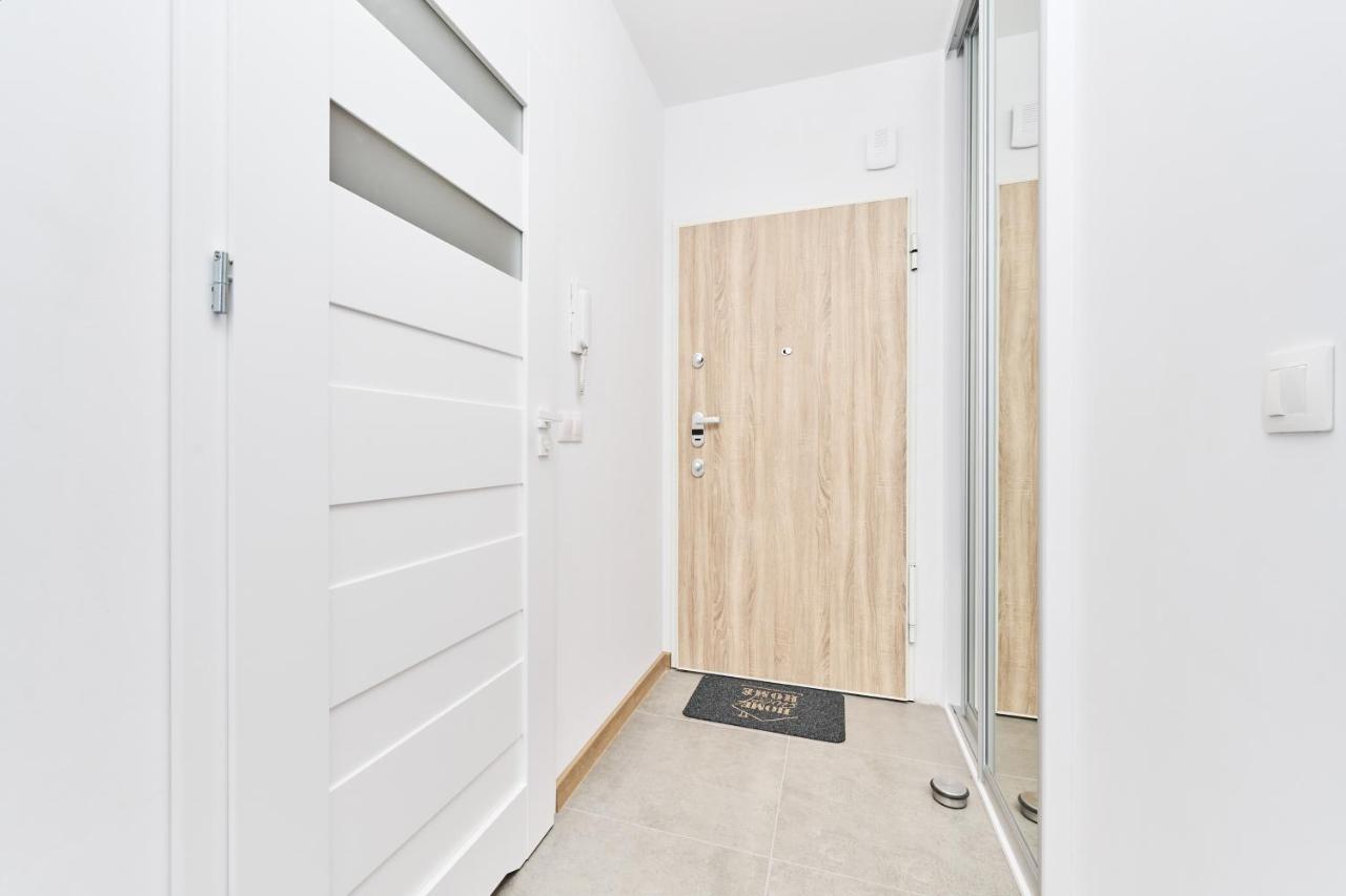 Apartment Wichrowa With Free Garage Wroclaw By Noclegi Renters Bagian luar foto