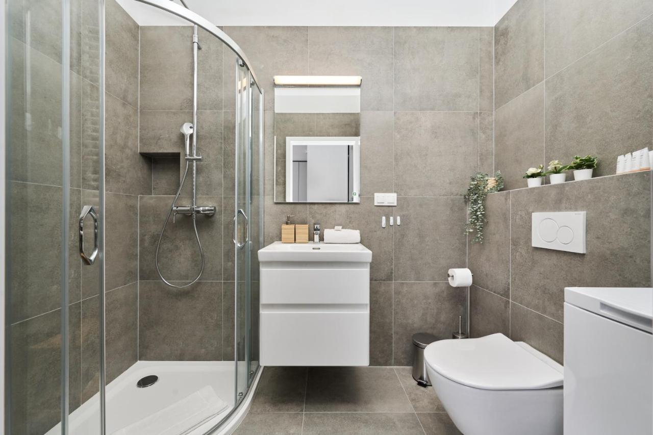 Apartment Wichrowa With Free Garage Wroclaw By Noclegi Renters Bagian luar foto